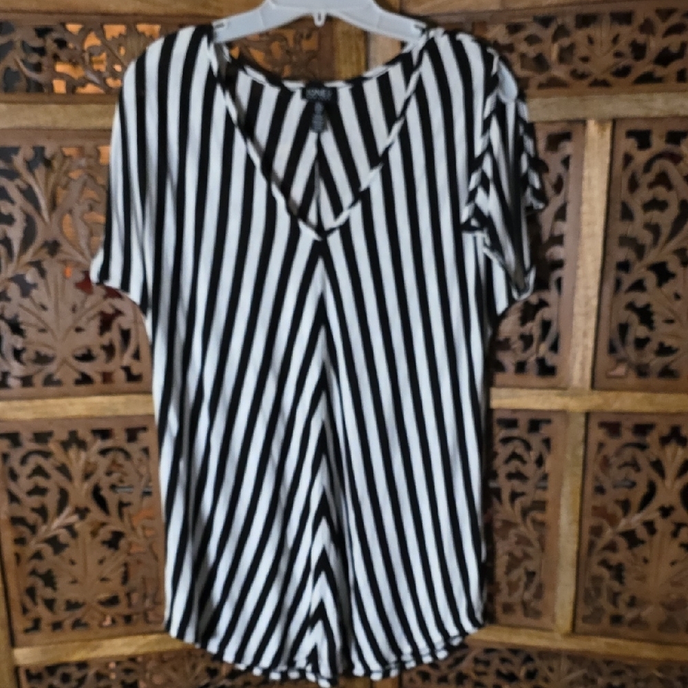 Jones New York Monochrome Striped V-Neck Tee